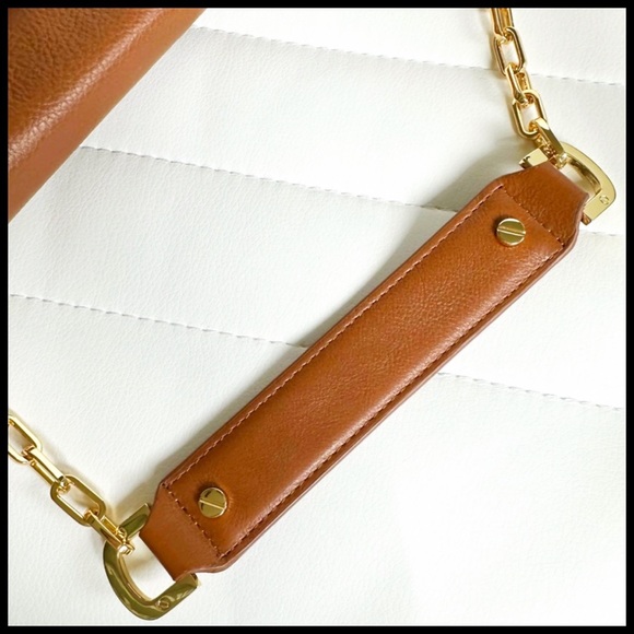 Tory Burch Reva Clutch in Tan Leather & Gold. - Picture 3 of 10